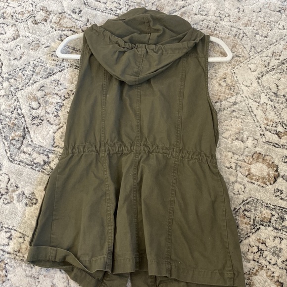 Perfect condition green vest - Picture 2 of 2